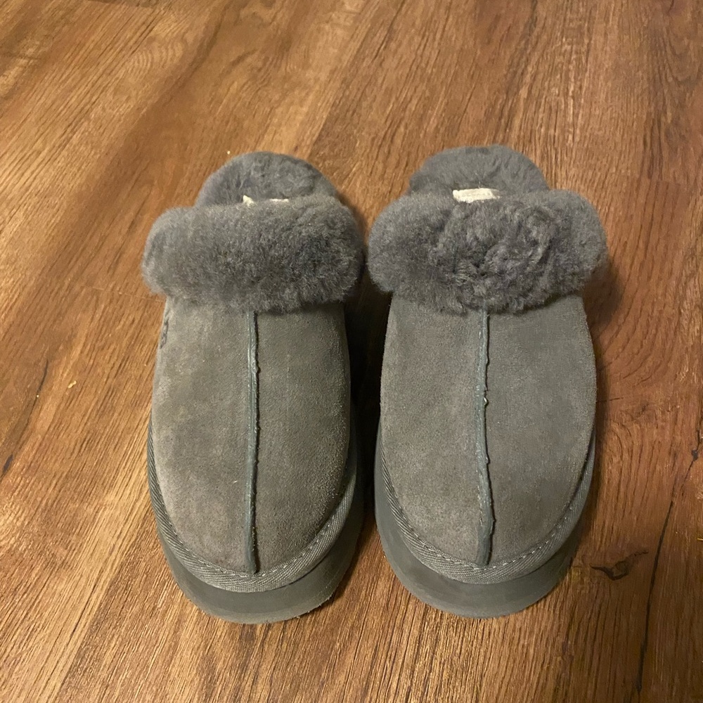 UGG Women’s Size 8 Slippers